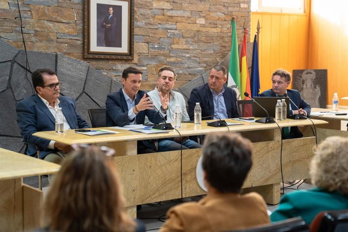 El presidente de la Diputación de Almería, Javier Aureliano García, durante la presentación del proyecto de Oficinas de Transición Comunitaria (OTC) en Macael (Almería).