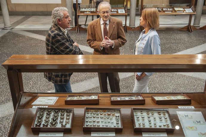 El diputado de Cultura, José María Bravo (izda), el naturalista Martín de Frutos y la diputada de Promoción Provincial, Magdalena Rodríguez, visitan la exposición.
