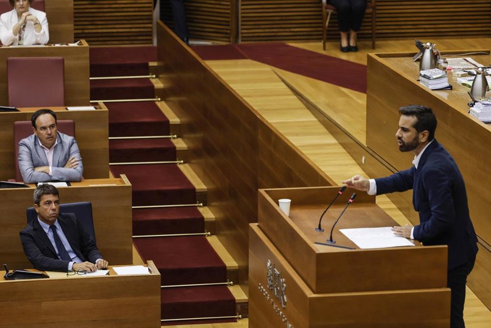 El portavoz del PSOE en Les Corts, José Muñoz, interviene durante una sesión de control al president de la Generalitat, a 2 de octubre de 2025, en Valencia