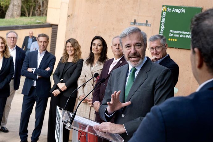 El presidente de Aragón, Jorge Azcón, en una rueda de prensa en Jaca.