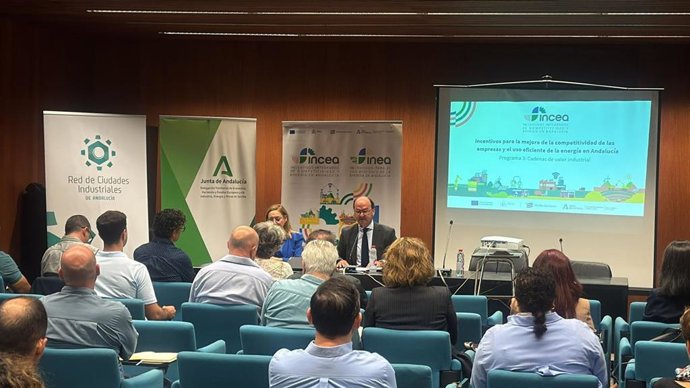 El delegado Territorial de Economía, Hacienda, Fondos Europeos y de Industria, Energía y Minas en Sevilla, Antonio José Ramírez, en la presentación del programa de incentivos 'Cadenas de valor industrial' en Sevilla.
