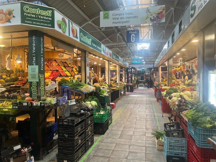 Archivo - Fruterias de un mercado en una foto de archivo.