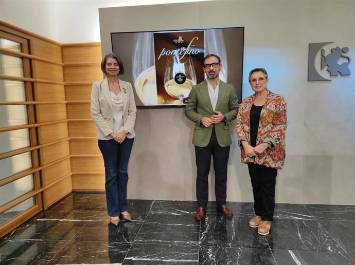 El delegado de Desarrollo Económico, Promoción y Empleo en la Diputación, Félix Romero, y la alcaldesa de Aguilar de la Frontera, Carmen Flores (dcha.), en la presentación de 'Pontefino'.