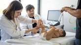 Foto: El HSJD de Barcelona aplica una terapia génica experimental a un niño con una enfermedad ultrarrara