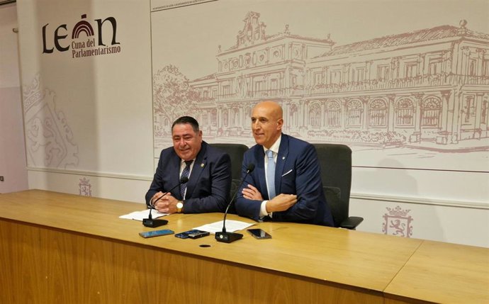 El alcalde de León, José Antonio Diez (derecha), junto al abad de  la Cofradía de Nuestra Señora de las Angustias y Soledad de León, Abilio Guerrero.