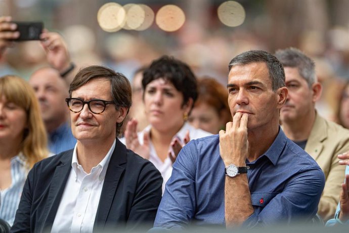 Archivo - El presidente de la Generalitat de Cataluña, Salvador Illa (i) y el presidente del Gobierno, Pedro Sánchez (d), durante la Fiesta de la Rosa del PSC.
