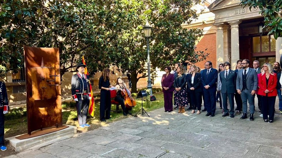 El presidente del Parlament, Josep Rull, encabeza la ofrenda floral de la Mesa del Parlament al expresidente de la Generalitat Lluís Companys sin diputados de PP y Vox