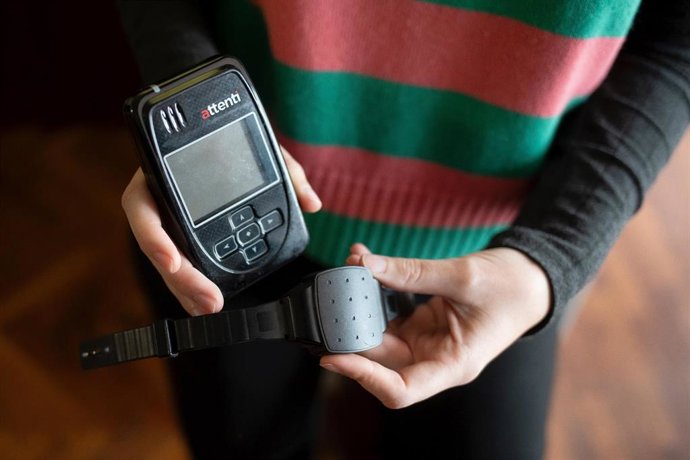 Archivo - Una persona muestra una pulsera electrónica de geolocalización telemática.