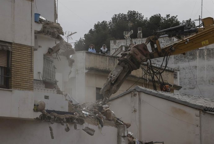 Archivo - Arxiu - Veïns observen l'enderrocament d'habitatges amb maquinària pesada, a 24 de febrer del 2025, a Xiva, València, Comunitat Valenciana (Espanya).  Arxiu. 