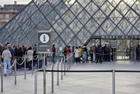 Macron llama a "acelerar" las medidas de seguridad en el Louvre tras el robo
