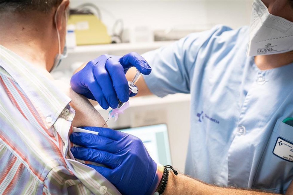 Archivo - Una persona se vacuna de la gripe