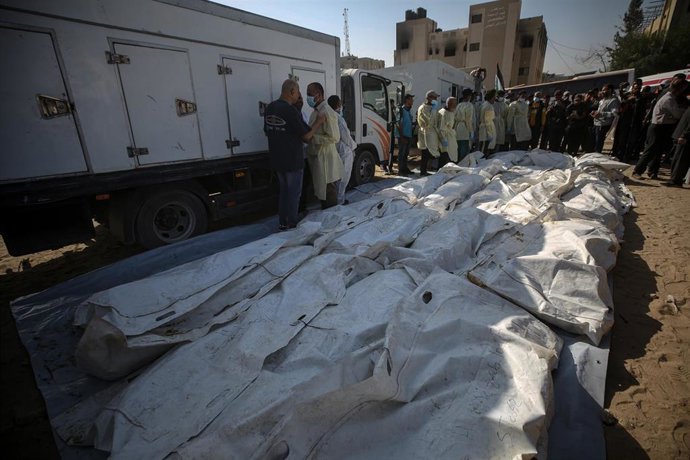 Palestinos preparan el entierro de más de 50 cadáveres no identificados entregados por Israel en el marco del acuerdo con el Movimiento de Resistencia Islámica (Hamás) en la Franja de Gaza