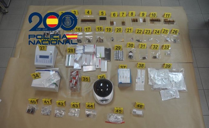 Medicamentos y objetos incautados por la Policía Nacional durante la detención de una mujer por realizar tratamientos medico estéticos sin titulación.