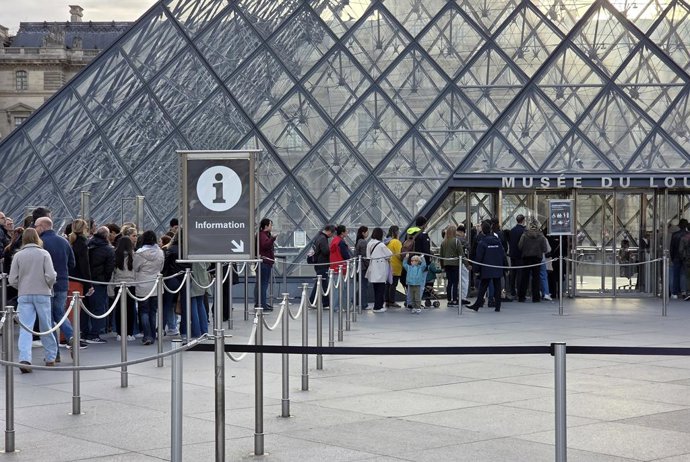 FRANÇA, PARIS - 22 DE OUTUBRO DE 2025: Visitantes fazem fila do lado de fora do Museu do Louvre, reaberto após o roubo de joias em 19 de outubro, com a Galeria Apollo permanecendo fechada,Image: 1047326591, Licença: Rights-managed, Restrições: * Suíça e R