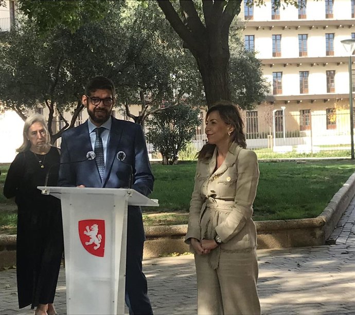 El concejal del grupo municipal de Vox y presidente de la Junta de Distrito del Casco Histórico de Zaragoza, Armando Martínez, y la alcaldesa de Zaragoza, Natalia Chueca