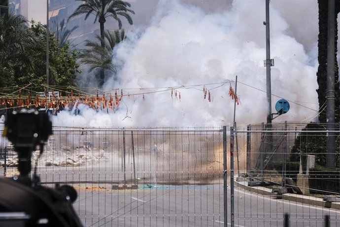 Archivo - Imagen de archivo de una mascletá de las Hogueras de Alicante