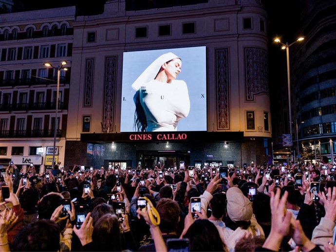 Rosalía ha colapsado la plaza de Callao para presentar el lanzamiento de su nuevo disco, 'Lux'
