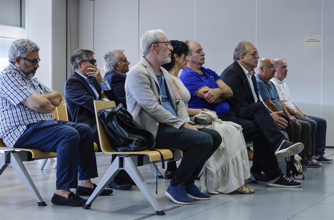 Archivo - El exgerente del Hospital General de Valencia en 2004 y 2021, Sergio Blasco (3d) durante el  juicio por el ‘caso Osvaldos’