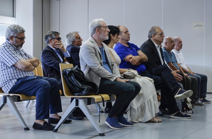 Archivo - El exgerente del Hospital General de Valencia en 2004 y 2021, Sergio Blasco (3d) durante un juicio por el ‘caso Osvaldos’, a 16 de septiembre de 2025, en Valencia, Comunidad Valenciana (España). Sergio Blasco y otras 10 personas más se sientan h