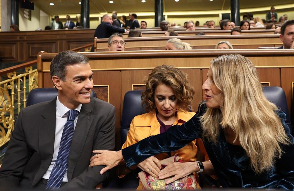El presidente del Gobierno, Pedro Sánchez, la vicepresidenta primera del Gobierno y ministra de Hacienda, María Jesús Montero, y la vicepresidenta segunda y ministra de Trabajo, Yolanda Díaz, durante una sesión de control al Gobierno, en el Congreso, a 