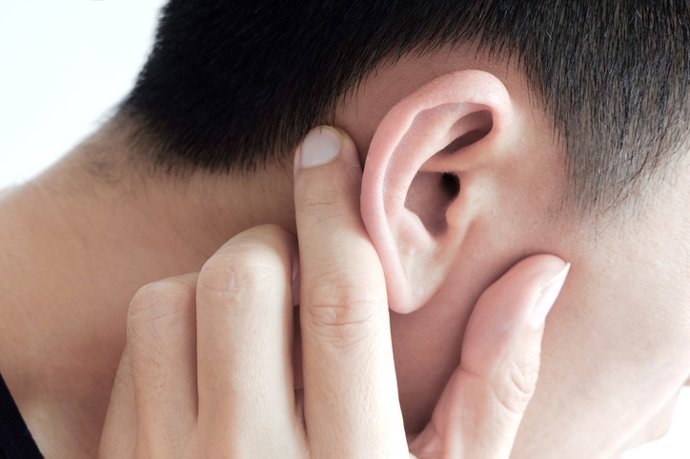 Archivo - Imagen de recurso de una persona que se toca la oreja.