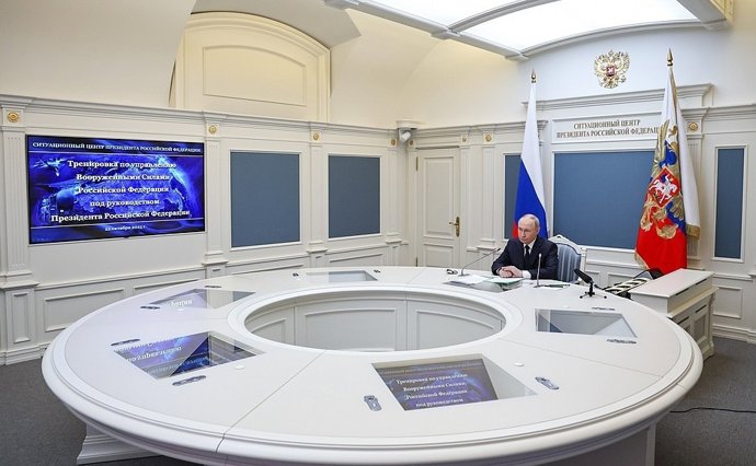 O presidente russo, Vladimir Putin, supervisiona as manobras das forças nucleares estratégicas.