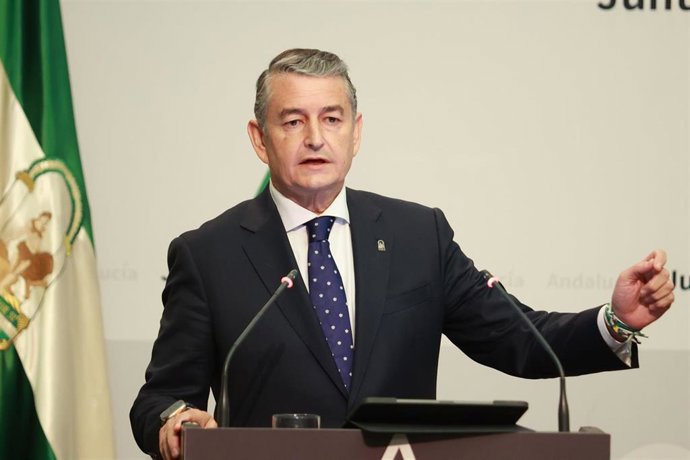El consejero de Sanidad, Presidencia y Emergencias de la Junta de Andalucía, Antonio Sanz, interviene en la rueda de prensa posterior al Consejo de Gobierno. A 22 de octubre de 2025, en Sevilla (Andalucía, España). Rueda de prensa tras el Consejo de Gobie