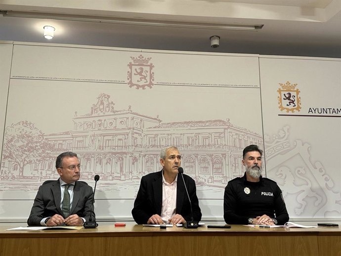 El concejal de Régimen Interior y presidente de Serfunle, Vicente Canuria (centro), en la presentación del operativo especial diseñado para la celebración de Todos los Santos.