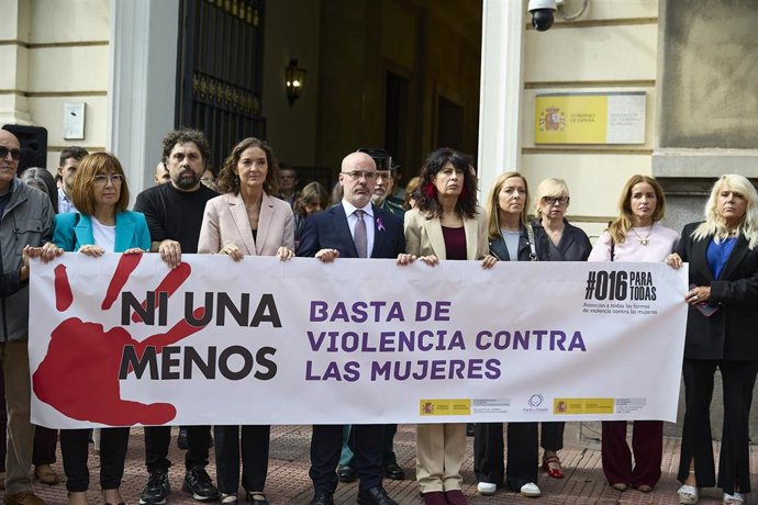 La portavoz del PSOE en el Ayuntamiento de Madrid, Reyes Maroto (3i), el delegado del Gobierno de la Comunidad de Madrid, Francisco Martín Aguirre (4i), y la ministra de Igualdad, Ana Redondo (4d), portan la pancarta 'Ni una menos. Basta de violencia cont