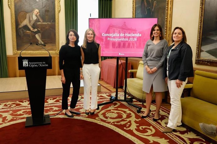 La concejala de Hacienda del Ayuntamiento de Gijón, María Mitre (segunda por la derecha), en rueda de prensa en el Consistorio gijonés, junto a su equipo directivo.