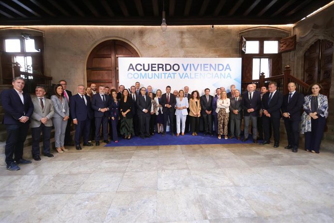 El 'president' Carlos Mazón firma un acuerdo de vivienda con organizaciones del sector y otros agentes económicos