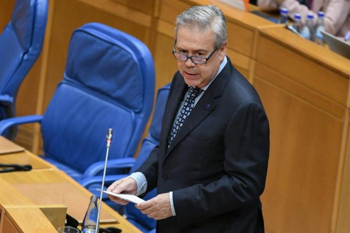 El conselleiro de Sanidade, Antonio Gómez Caamaño, responde a una pregunta parlamentaria.