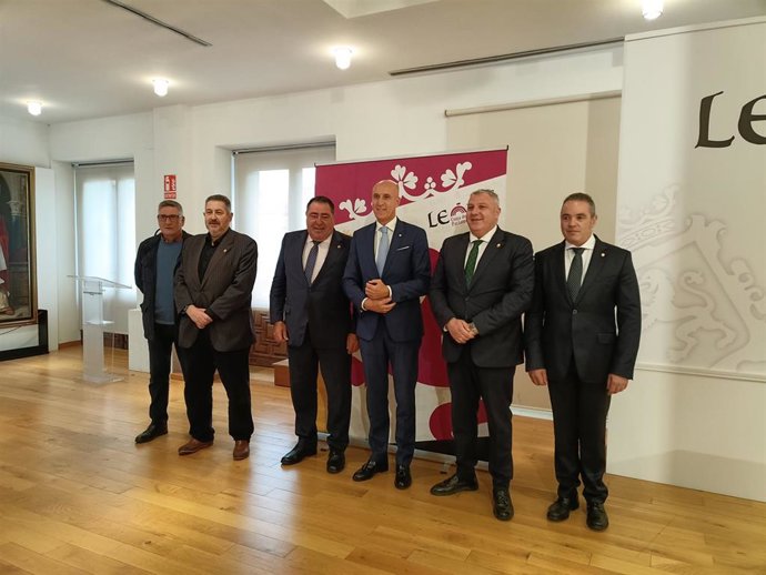 El alcalde de León, José Antonio Diez (centro derecha) y el abad de la Cofradía Nuestra Señora de las Angustias y Soledad, Abilio Guerrero (a su izquierda), junto a otros integrantes de la Cofradía en el Ayuntamiento de San Marcelo.