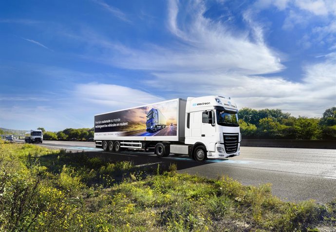 An e-truck charges while driving on France’s A10--the world’s first dynamic wireless-charging motorway--delivering above 300 kW peak power, and over 200 kW average power (VINCI Autoroutes photo library - Caroline Gasch)
