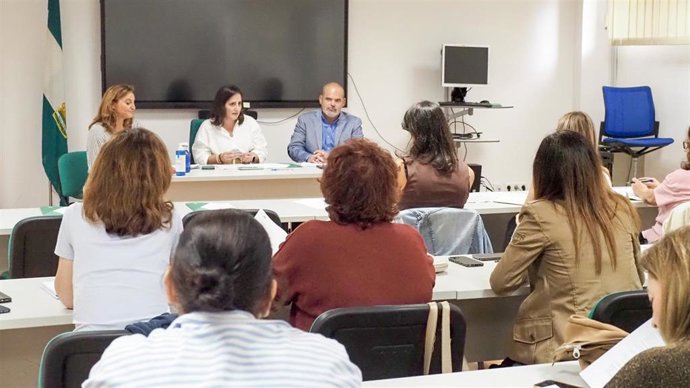 Carmen Granados (al fondo, centro), durante su participación en la jornada informativa con profesionales del trabajo social.