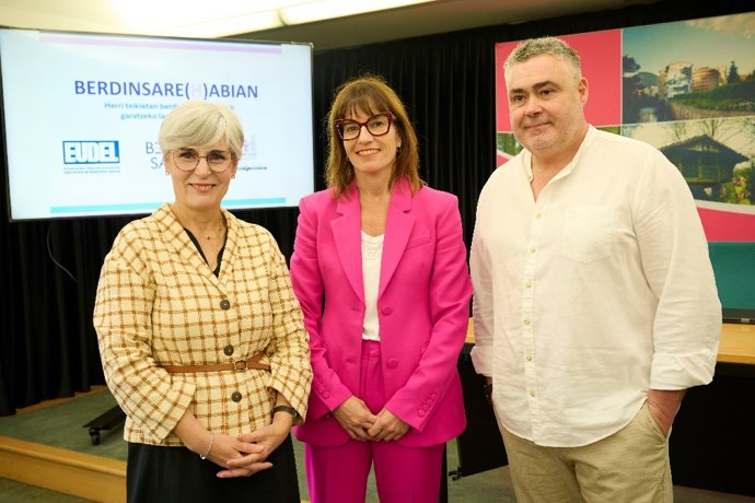 La directora de Emakunde, Miren Elgarresta, la presidenta de Eudel,Esther Apraiz, y el alcalde de Iurreta, Oskar Koka.