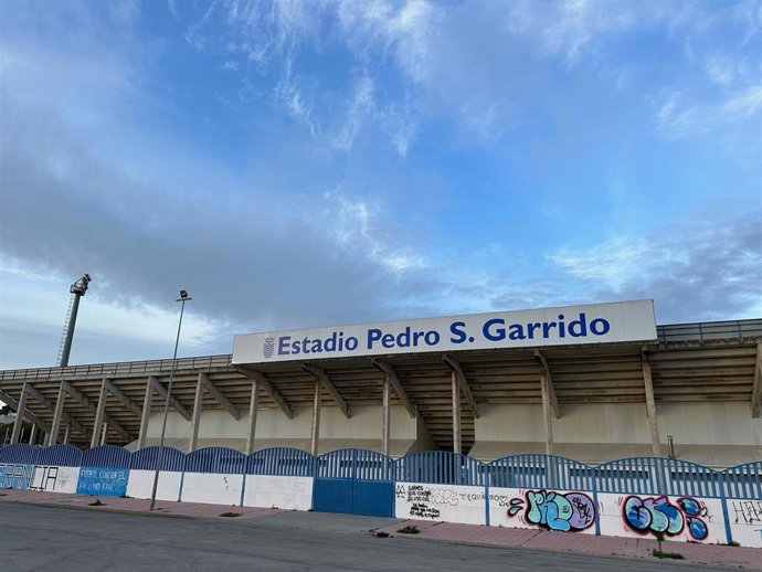 Vista exterior del campo de fútbol Pedro Garrido en el complejo La Juventud, de la zona sur de Jerez de la Frontera (Cádiz)