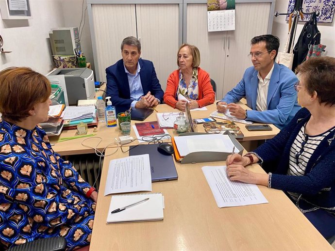 El secretario general del PSOE de Granada, Pedro Fernández, primero por la izquierda de frente en la imagen, ha participado en el encuentro con la Asociación de Amigos de la OCG junto con Paco Cuenca