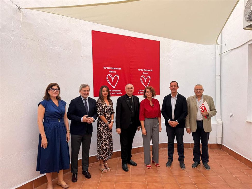 Representantes institucionales junto al obispo de Almería, Antonio Gómez Cantero, durante la inauguración del nuevo centro Mambré, calor y café de Cáritas Diocesana de Almería.