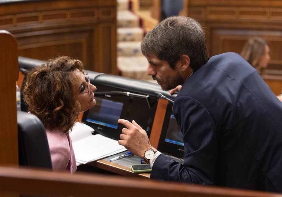 La vicepresidenta primera y ministra de Hacienda, María Jesús Montero, y el ministro de Cultura, Ernest Urtasun, durante una sesión de control al Gobierno, en el Congreso de los Diputados, a 22 de octubre de 2025, en Madrid (España).