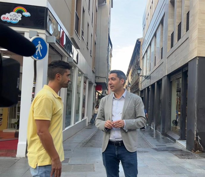 El viceportavoz del Grupo Municipal Socialista en el Ayuntamiento de Granada, Eduardo Castillo, en el centro.