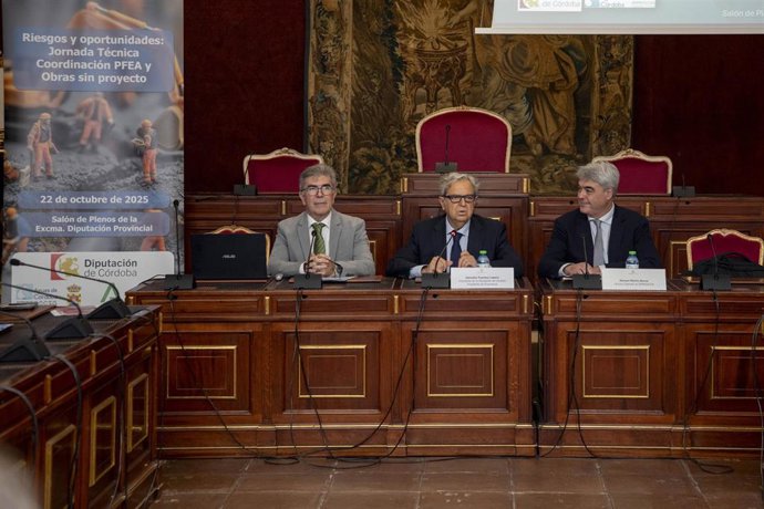 El presidente de la Diputación de Córdoba, Salvador Fuentes (centro), en la jornada técnica sobre seguridad y salud en obras públicas.