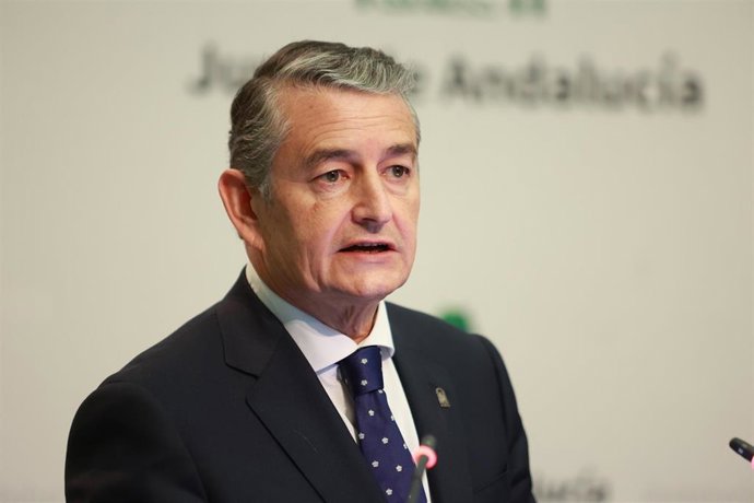 El consejero de Sanidad, Presidencia y Emergencias de la Junta de Andalucía, Antonio Sanz, interviene en la rueda de prensa posterior al Consejo de Gobierno. A 22 de octubre de 2025, en Sevilla (Andalucía, España). Rueda de prensa tras el Consejo de Gobie