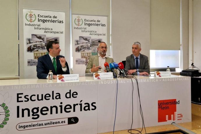 Archivo - Imagen del ingeniero Sergio Boixo (centro) en la ULE el pasado mes de mayo, cuando impartió una sesión especializada sobre la computación cuántica.