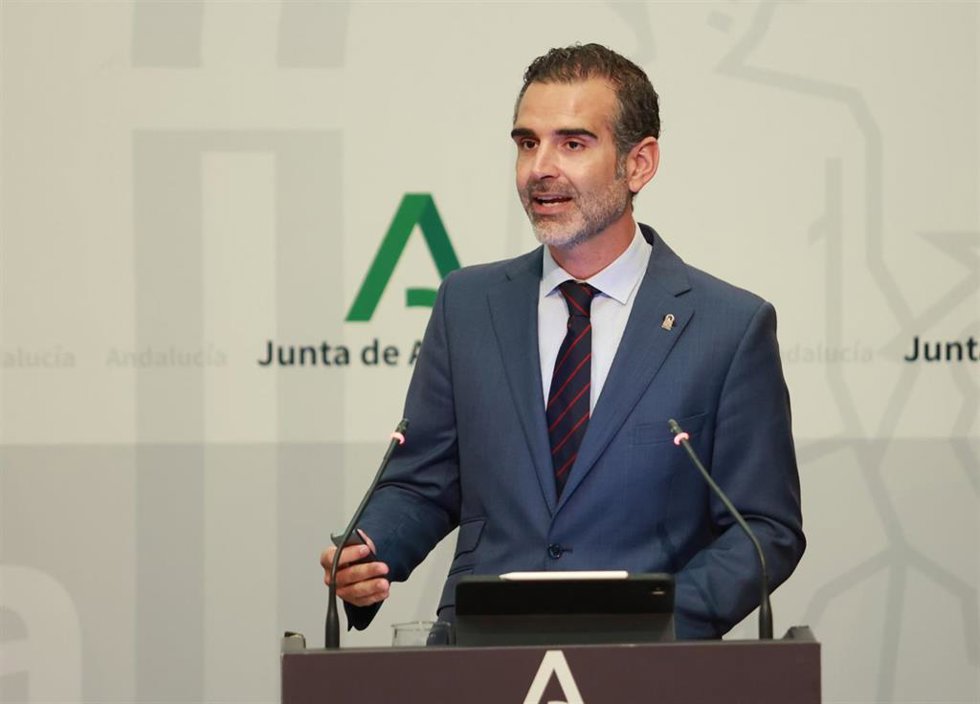 El consejero de Agricultura, Pesca, Agua y Desarrollo Rural de la Junta de Andalucía, Ramón Fernández-Pacheco, interviene en la rueda de prensa posterior al Consejo de Gobierno. A 22 de octubre de 2025, en Sevilla (Andalucía, España). El Consejo de Gobi