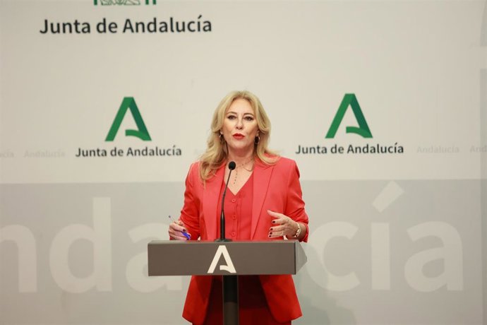 La consejera de Economía, Hacienda, Fondos Europeos y Diálogo Social de la Junta de Andalucía y portavoz del Gobierno, Carolina España, interviene en la rueda de prensa posterior al Consejo de Gobierno. A 22 de octubre de 2025, en Sevilla (Andalucía, Espa