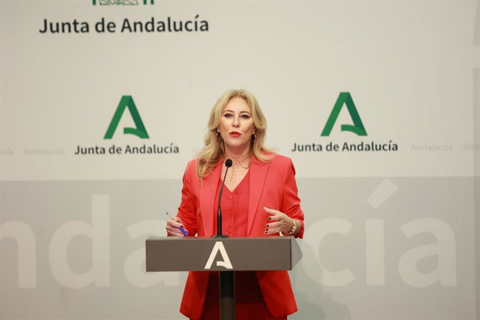 La consejera de Economía, Hacienda, Fondos Europeos y Diálogo Social de la Junta de Andalucía y portavoz del Gobierno, Carolina España, interviene en la rueda de prensa posterior al Consejo de Gobierno. A 22 de octubre de 2025, en Sevilla (Andalucía, Es