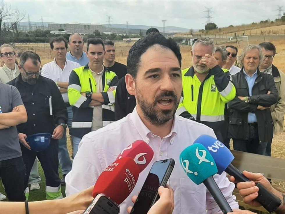 El presidente del Comité de Empresa de la Central Nuclear de Almaraz,  Borja Romero Garcia, atiende a los medios de comunicación.