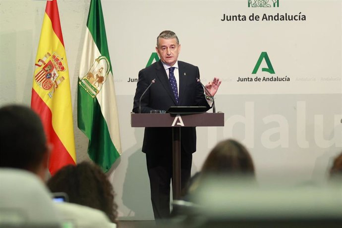 El consejero de Sanidad, Presidencia y Emergencias de la Junta de Andalucía, Antonio Sanz, interviene en la rueda de prensa posterior al Consejo de Gobierno. A 22 de octubre de 2025, en Sevilla (Andalucía, España). Rueda de prensa tras el Consejo de Gobie
