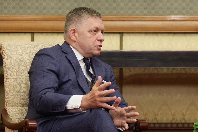 Archivo - CHINA, PEQUIM - 2 de setembro de 2025: O primeiro-ministro da Eslováquia, Robert Fico, é visto durante uma reunião com o presidente da Rússia, Putin, durante uma reunião na Diaoyutai State Guesthouse